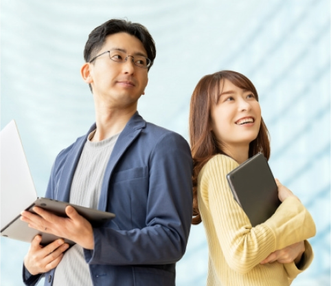 背中合わせの男女